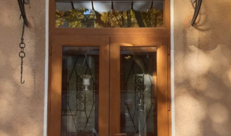 Porte fenêtre 2 vantaux en pvc chêne doré gamme lourde avec imposte fixe vitré