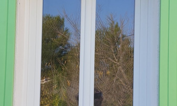 Fenêtre pvc blanc deux vantaux pose en rénovation pose faite près de Malaucène