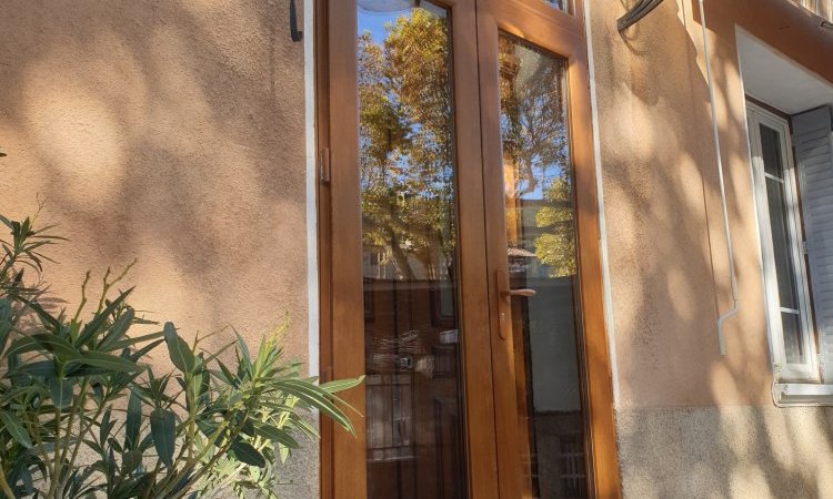 Porte fenêtre 2 vantaux en pvc chêne doré gamme lourde avec imposte fixe vitré vers Carpentras 